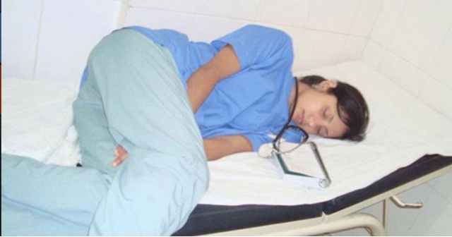 Φωτογράφισαν μία γιατρό να κοιμάται στη βάρδιά της. Δεν περίμεναν όμως ΑΥΤΟ που θα ακολουθούσε! - Φωτογραφία 1