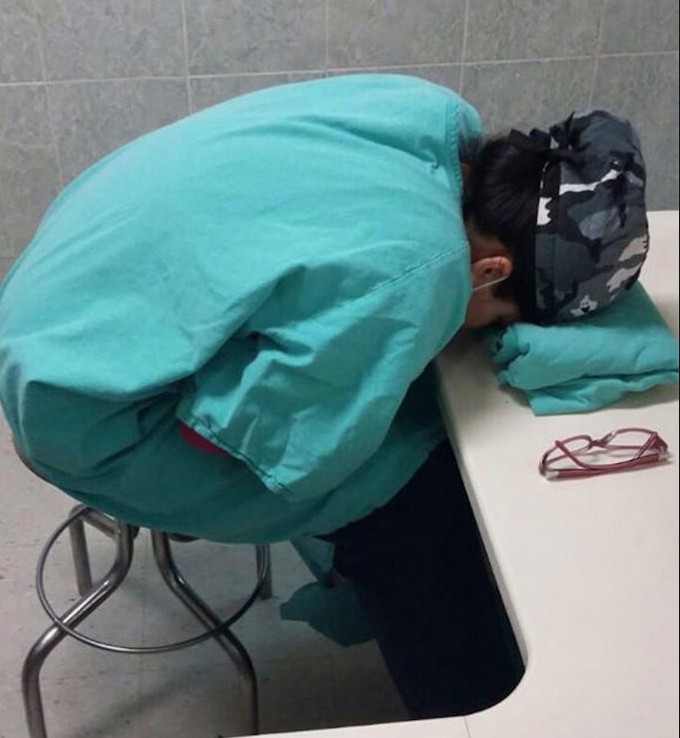 Φωτογράφισαν μία γιατρό να κοιμάται στη βάρδιά της. Δεν περίμεναν όμως ΑΥΤΟ που θα ακολουθούσε! - Φωτογραφία 12
