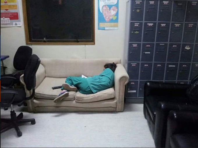 Φωτογράφισαν μία γιατρό να κοιμάται στη βάρδιά της. Δεν περίμεναν όμως ΑΥΤΟ που θα ακολουθούσε! - Φωτογραφία 4