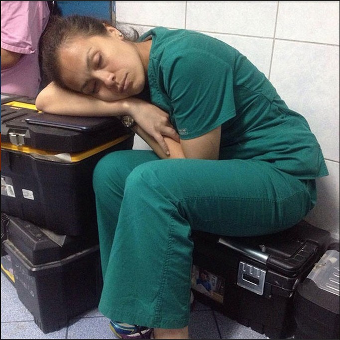 Φωτογράφισαν μία γιατρό να κοιμάται στη βάρδιά της. Δεν περίμεναν όμως ΑΥΤΟ που θα ακολουθούσε! - Φωτογραφία 5