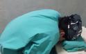 Φωτογράφισαν μία γιατρό να κοιμάται στη βάρδιά της. Δεν περίμεναν όμως ΑΥΤΟ που θα ακολουθούσε! - Φωτογραφία 12