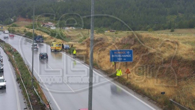 Απεγκλωβίστηκε ο οδηγός του ΙΧ που ανατράπηκε στην Περιφερειακή οδό της Θεσσαλονίκης - Φωτογραφία 2