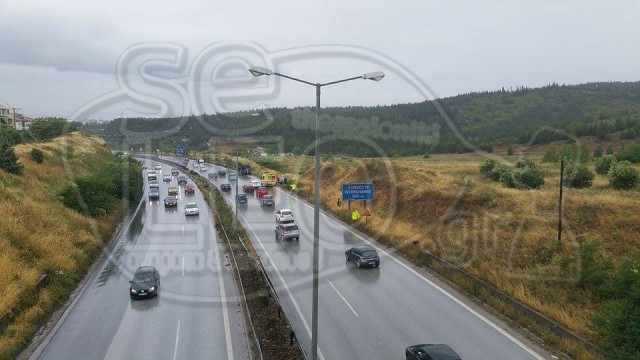 Απεγκλωβίστηκε ο οδηγός του ΙΧ που ανατράπηκε στην Περιφερειακή οδό της Θεσσαλονίκης - Φωτογραφία 3