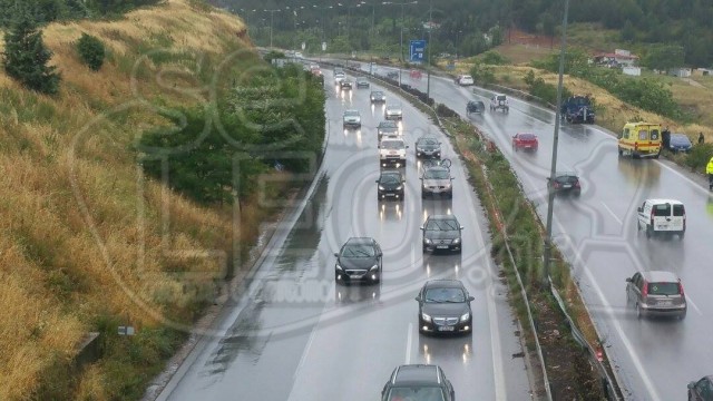 Απεγκλωβίστηκε ο οδηγός του ΙΧ που ανατράπηκε στην Περιφερειακή οδό της Θεσσαλονίκης - Φωτογραφία 4