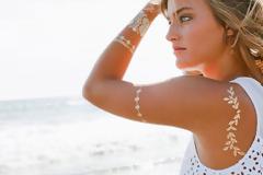 Τα golden tattoos είναι η καινούργια τρέλα των πλουσίων