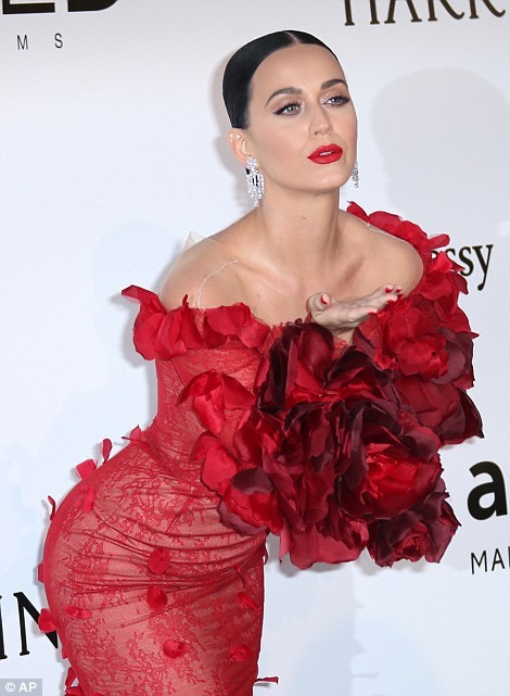 Η εκθαμβωτική εμφάνιση της Katy Perry με haute couture δημιουργία! - Φωτογραφία 5