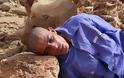 Απίστευτη αγριότητα: Τζιχαντιστής λιώνει το κεφάλι του αιχμαλώτου του με πέτρα... [photos]
