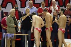 ΠΑΝΤΑ ΔΙΠΛΑ ΣΤΟΝ ΘΡΥΛΟ Ο ΜΩΡΑΛΗΣ! (PHOTO)