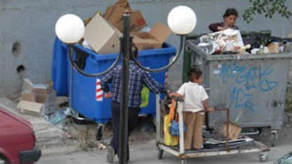 Πάτρα: Ρομά βάζουν τα παιδιά τους να ψάχνουν μέσα σε κάδους ! - Φωτογραφία 1