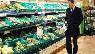 Ο Κάμερον πήγε στο supermarket για το Brexit και... τον έκραξαν! [photo] - Φωτογραφία 1