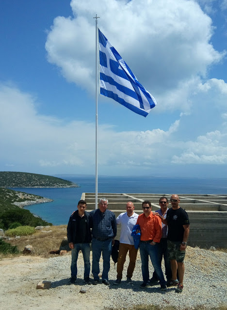 ΛΕΡΟΣ: Δημοτικός Σύμβουλος ανήρτησε Ελληνική Σημαία στο Φαρμακονήσι - Φωτογραφία 1