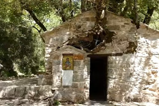 Αγία Θεοδώρα Βάστα: Το μικρό εκκλησάκι με τα 17 δέντρα στη στέγη του [video] - Φωτογραφία 1