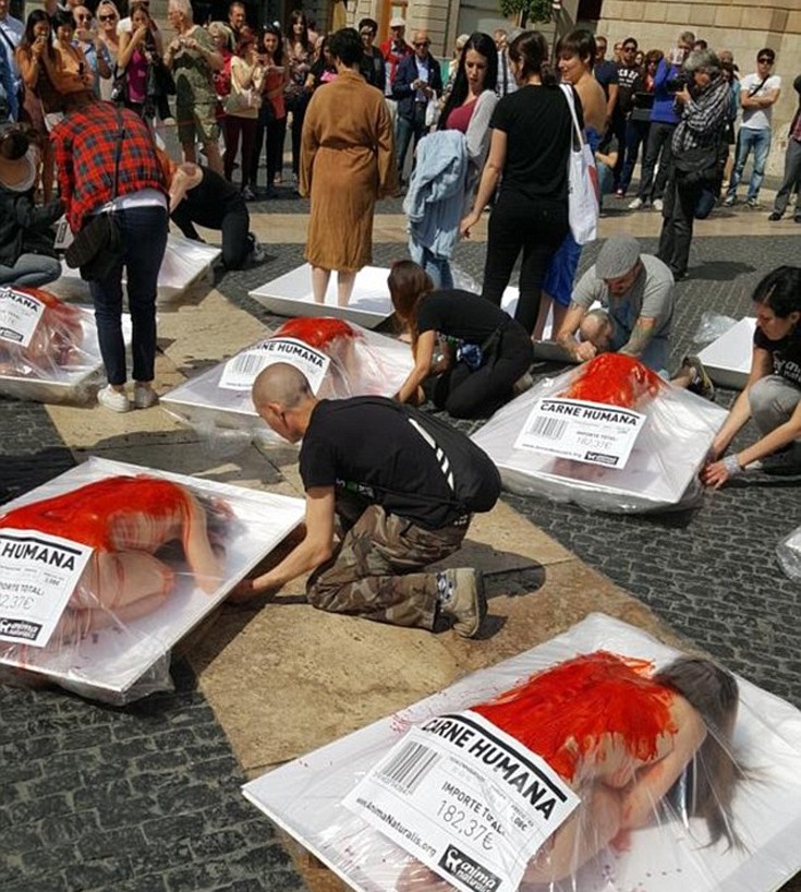 Ακτιβιστές μετέτρεψαν το σώμα τους σε «ανθρώπινο κρέας» προς πώληση - Φωτογραφία 4