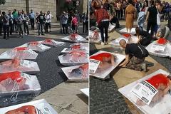 Ακτιβιστές μετέτρεψαν το σώμα τους σε «ανθρώπινο κρέας» προς πώληση