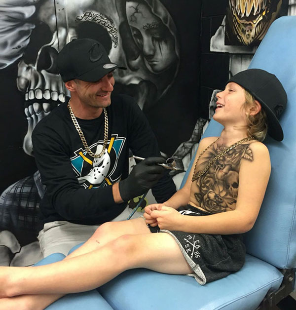 Κάνει προσωρινά τατουάζ σε άρρωστα παιδιά για να τα κάνει χαρούμενα! - Φωτογραφία 4