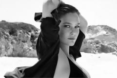 Σε ασπρόμαυρο φόντο η Bar Rafaeli