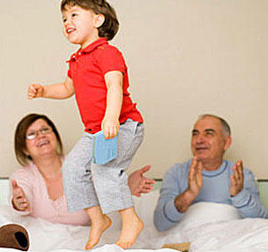 Πως οι παππούδες κακομαθαίνουν τα παιδιά - Φωτογραφία 4
