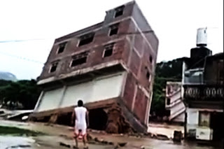 Ορμητικός χείμαρρος παρέσυρε κτίριο έπειτα από σφοδρές βροχοπτώσεις (ΒΙΝΤΕΟ) - Φωτογραφία 1