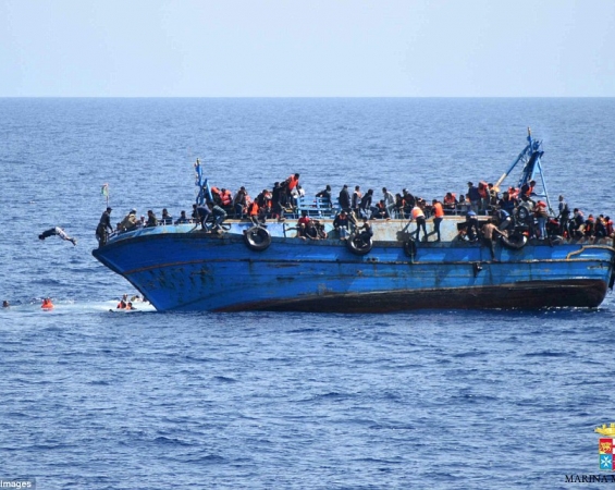 Η στιγμή που αναποδογυρίζει το σκάφος με τους 550 μετανάστες - Φωτογραφία 1