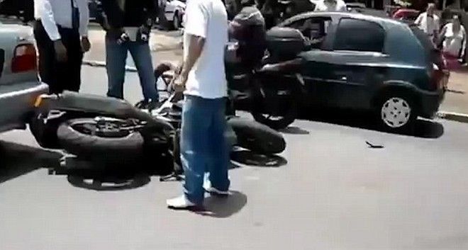 Απίστευτο βίντεο: Βραζιλιάνα τρελάθηκε, προσπαθεί να πατήσει μοτοσικλετιστή - Φωτογραφία 2
