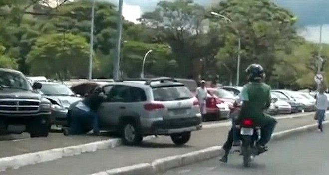 Απίστευτο βίντεο: Βραζιλιάνα τρελάθηκε, προσπαθεί να πατήσει μοτοσικλετιστή - Φωτογραφία 3