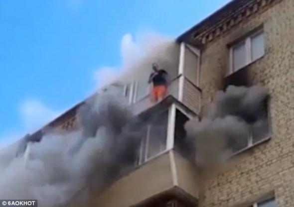 Πενταμελής οικογένεια πηδά από τον πέμπτο όροφο για να γλιτώσει από τις φλόγες – ΒΙΝΤΕΟ - Φωτογραφία 1