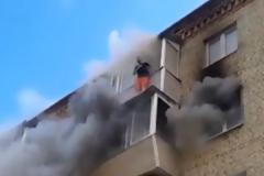 Πενταμελής οικογένεια πηδά από τον πέμπτο όροφο για να γλιτώσει από τις φλόγες – ΒΙΝΤΕΟ
