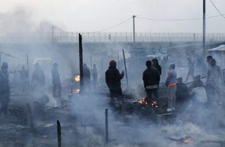 Αγριες συγκρούσεις στο Καλαί - Τραυματίστηκαν μετανάστες, εθελοντές και ένας αστυνομικός - Φωτογραφία 1