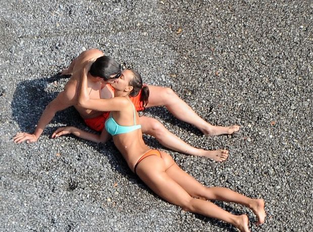 Celebrities ερwτοτροπούν στην παραλία μόνο και μόνο για σε ανάψουν - Φωτογραφία 1