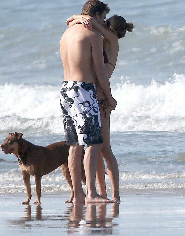 Celebrities ερwτοτροπούν στην παραλία μόνο και μόνο για σε ανάψουν - Φωτογραφία 2