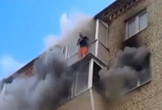 Βίντεο ΣΟΚ! Οικογένεια πηδάει στο κενό για να σωθεί από φωτιά! - Φωτογραφία 1