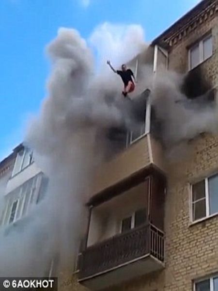 Βίντεο ΣΟΚ! Οικογένεια πηδάει στο κενό για να σωθεί από φωτιά! - Φωτογραφία 2
