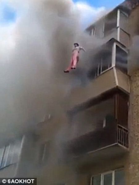 Βίντεο ΣΟΚ! Οικογένεια πηδάει στο κενό για να σωθεί από φωτιά! - Φωτογραφία 3