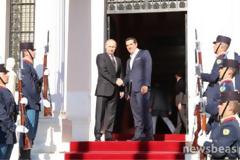 Η χειραψία Πούτιν – Τσίπρα