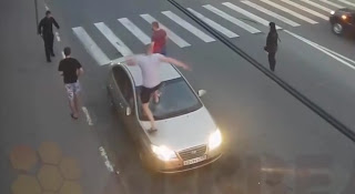 MONO EKEI: Τρελοί Ρώσοι, αχαλίνωτη βία στους δρόμους [video] - Φωτογραφία 1