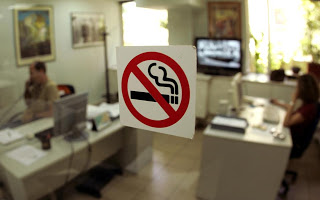 Ο νόμος που απαγορεύει το τσιγάρο έχει γίνει... καπνός - Φωτογραφία 1