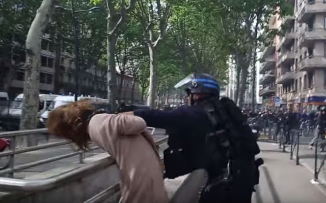 Γάλλος αστυνομικός αρπάζει γυναίκα από το λαιμό και την πετάει στο έδαφος - Φωτογραφία 1