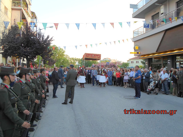 Πλήθος πιστών υποδέχθηκαν τα Ιερά Λείψανα του Πολιούχου Αγίου Βησσαρίωνα στα Τρίκαλα [video] - Φωτογραφία 2