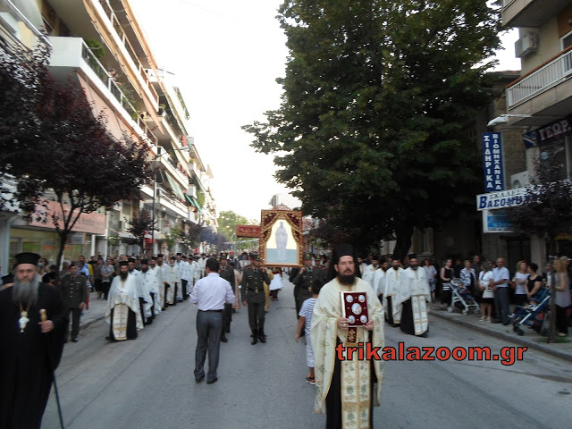 Πλήθος πιστών υποδέχθηκαν τα Ιερά Λείψανα του Πολιούχου Αγίου Βησσαρίωνα στα Τρίκαλα [video] - Φωτογραφία 3