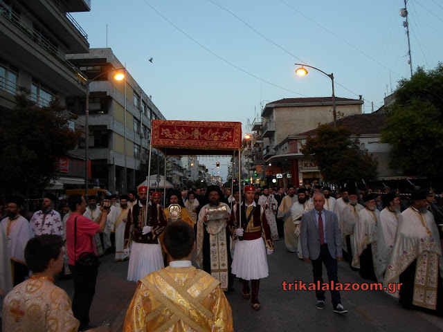 Πλήθος πιστών υποδέχθηκαν τα Ιερά Λείψανα του Πολιούχου Αγίου Βησσαρίωνα στα Τρίκαλα [video] - Φωτογραφία 5