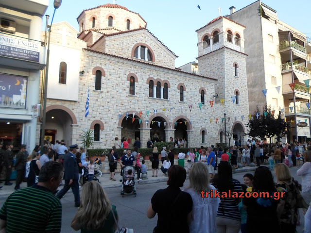 Πλήθος πιστών υποδέχθηκαν τα Ιερά Λείψανα του Πολιούχου Αγίου Βησσαρίωνα στα Τρίκαλα [video] - Φωτογραφία 7