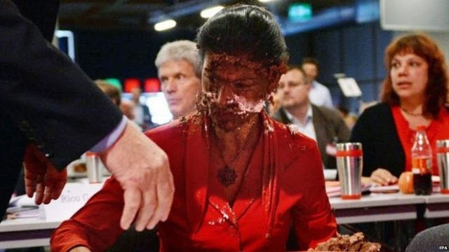 Γλυκιά διαμαρτυρία: Πέταξαν τούρτα στην αρχηγό της ΚΟ της Αριστεράς Ζάρα Βάγκενκνεχτ - Φωτογραφία 1