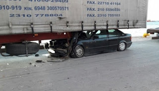 Απίστευτο τροχαίο στη Χίο: Χώθηκαν κάτω από φορτηγό [photo] - Φωτογραφία 1