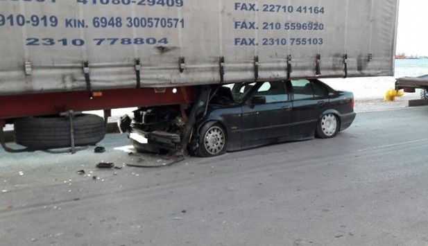 Απίστευτο τροχαίο στη Χίο: Χώθηκαν κάτω από φορτηγό [photo] - Φωτογραφία 2