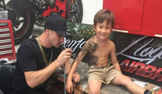 Απίστευτο! Αυτό το ανήλικο αγοράκι χτυπάει tattoo και η μάνα του... [photos] - Φωτογραφία 1
