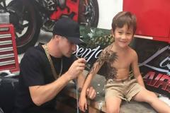 Απίστευτο! Αυτό το ανήλικο αγοράκι χτυπάει tattoo και η μάνα του... [photos]
