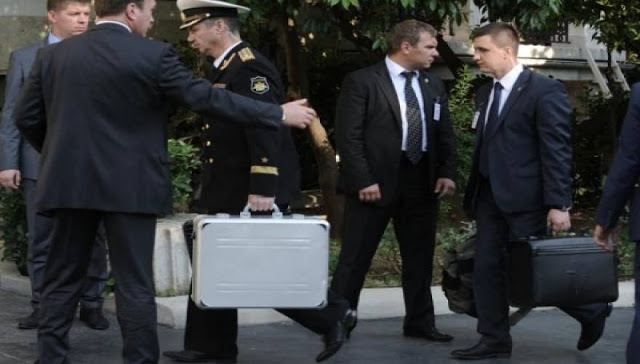 Αποκάλυψη: Τι είχε η βαλίτσα που κουβαλούσε άντρας της ασφάλειας του Πούτιν; Δεν το πιστεύετε... [photo] - Φωτογραφία 2