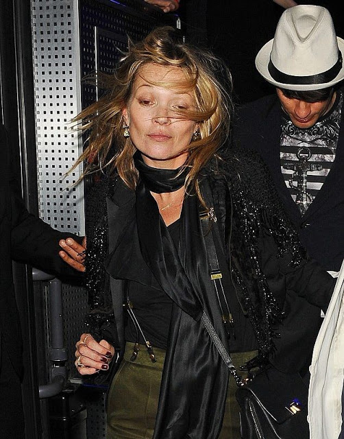 Η φωτογραφία - ντοκουμέντο που σόκαρε τον κόσμο: H Kate Moss κάνει χρήση ναρκωυτικών [photos] - Φωτογραφία 2