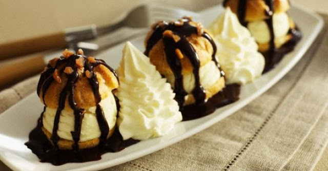 Γλυκιά συνταγή της ημέρας: προφιτερόλ με παγωτό και σάλτσα σοκολάτας. - Φωτογραφία 1