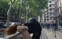BINTEO ΣΟΚ: Γάλλος Αστυνομικός αρπάζει γυναίκα από τον λαιμό και την 'πετάει' στο έδαφος